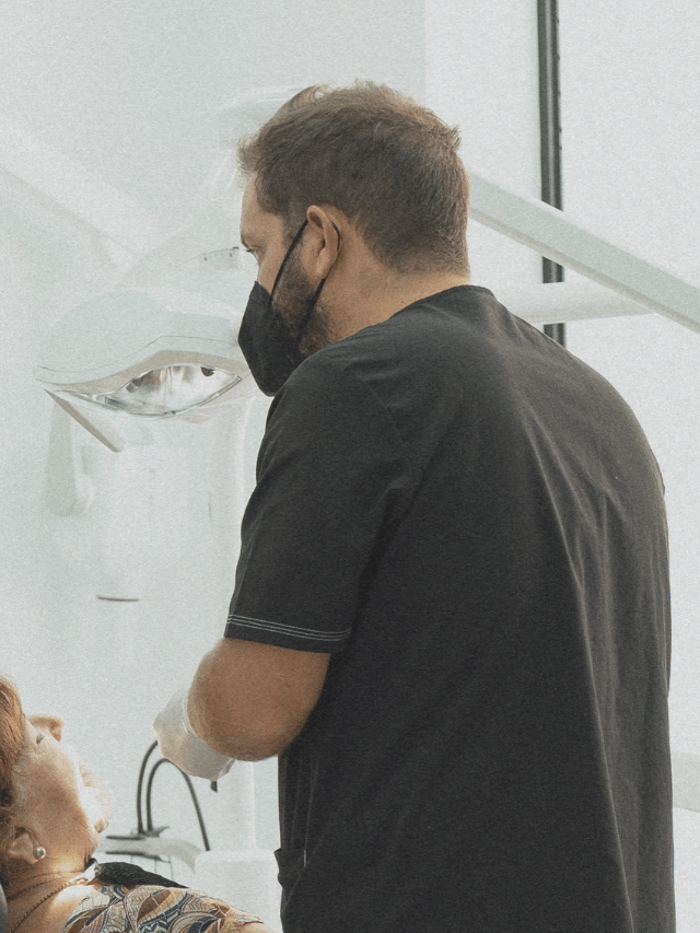 Doctor Alcedo llevando a cabo una ortodoncia en Málaga