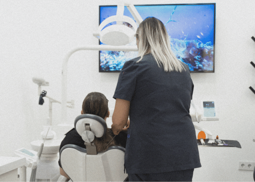 paciente recibiendo tratamiento en odontologia general.
