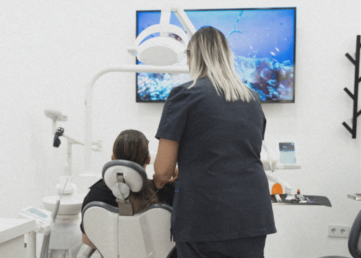 paciente recibiendo tratamiento en odontologia invisalign.